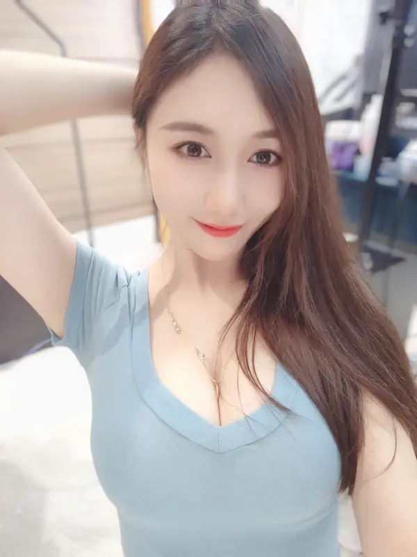 小玉超自拍大图 - 小玉吃果冻